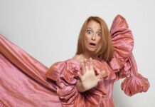 Η Σταυρούλα Μάκρα γράφει για την παράσταση «PANDΩRA_25//AI»