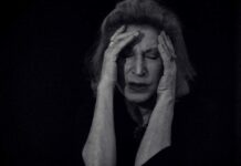 Ο Νίκος Δημητρόπουλος αποχαιρετά τη Σοφία Σεϊρλή