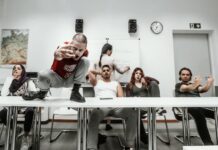 «Άγριο Αίμα» των Nurkan Erpulat και Jens Hillje από την Ars Moriendi Theatre Group σε σκηνοθεσία Θάνου Νίκα στο Goethe-Institut Thessaloniki