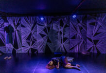 “ΔΕΚΑΟΧΤΩ ΕΝΑΤΟΥ” – Θεατρικός μονόλογος με την Δώρα Χρυσικού στο Θέατρο Βράχων Άννα Συνοδινού