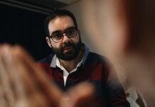 Κυριάκος Μαρκάτος: «Μόνο μέσα από τέτοια έργα, που πιάνουν το πρόβλημα της κοινωνίας και το ξεγυμνώνουν πάνω στη σκηνή μπορεί να αλλάξει αυτός ο κόσμος»